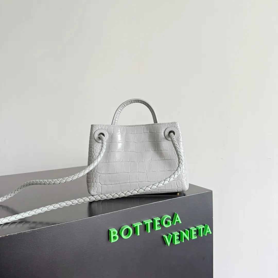 Batch 2880 BOTTEGA VENETA crocodile leather mini andiamo is paired with a four-piece oak hardware set, making the entire bag more layered. As a classic model of the BV family, each innovation brings different surprises to fans. There are three ways to carry it with different makeup. Crocodile skin is called the gold in leather and is famous for its top luxury and rarity. During use, the luster of the crocodile skin will not fade or fade with time. No matter how long it is used, it will still remain new. And because each crocodile skin is different, the effect of each crocodile leather bag is different. Style number: 777614+wood hardware Size: 22*15.5*9cm